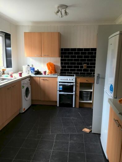 5 Bedroom Semi-Detached House To Rent In Tangerine Close, Colchester, CO4