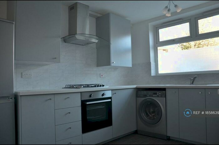 3 Bedroom Maisonette To Rent In Gough Walk, London, E14