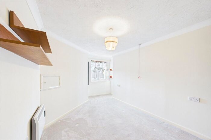 2 Bedroom Apartment For Sale In Yorktown Road, College Town, Sandhurst, Berkshire, GU47