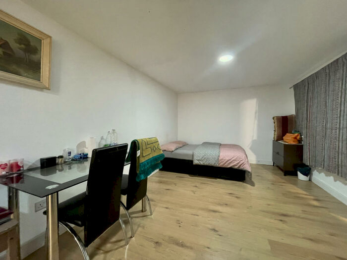 Studio To Rent In Morden Road Mitcham, CR4