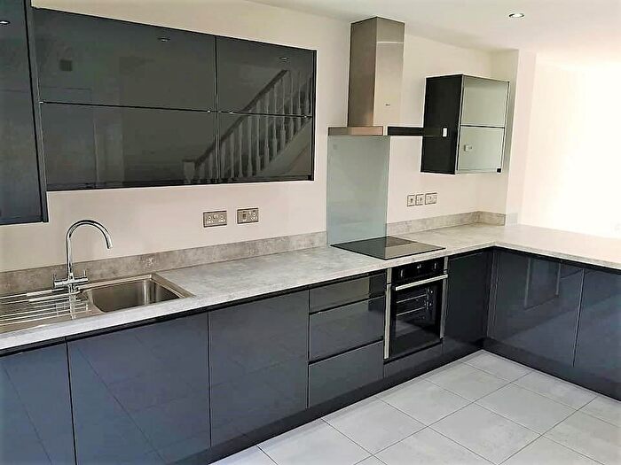 3 Bedroom Terraced House To Rent In Queen Street, Hull, HU1