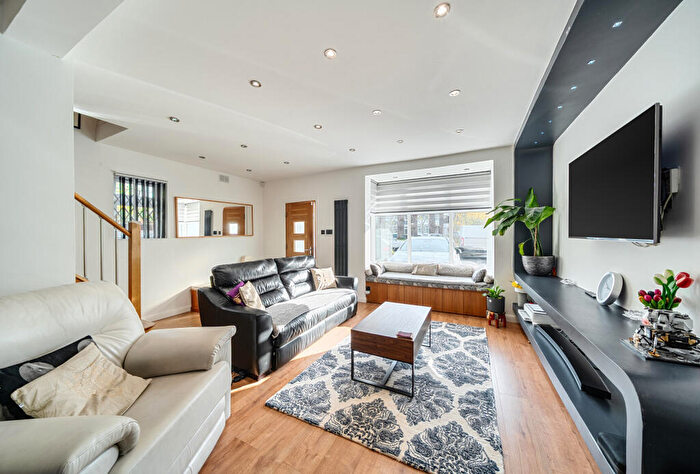 4 Bedroom End Of Terrace House For Sale In Kingsmead Avenue, Kingsbury, NW9