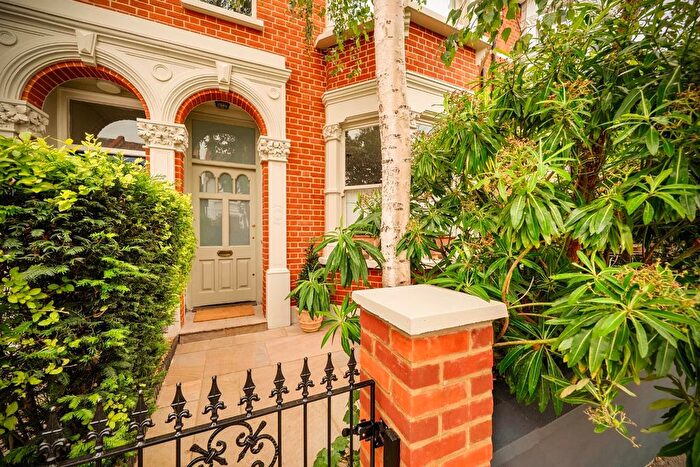 3 Bedroom Terraced House For Sale In Raleigh Road, Haringay, London, N8