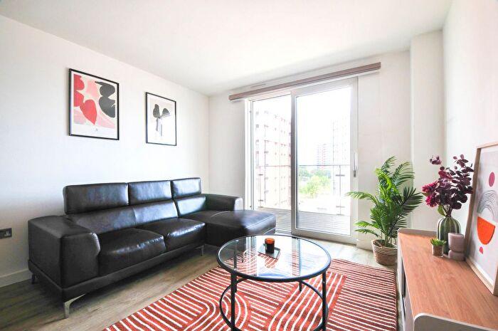 2 Bedroom Flat To Rent In Lockside Lane, Salford, M5