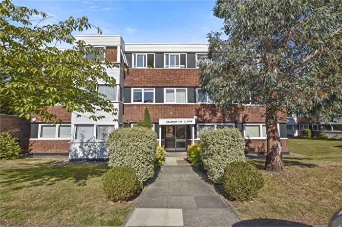 2 Bedroom Flat To Rent In Selworthy Close, Wanstead, E11