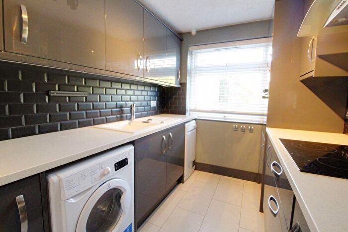 2 Bedroom Flat To Rent In Station Road, Cuffley, EN6