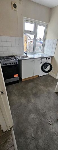 1 Bedroom Flat To Rent In Lake Avenue, Slough, SL1