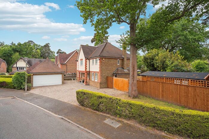 5 Bedroom Detached House For Sale In Cedar Close, Iver Heath, SL0