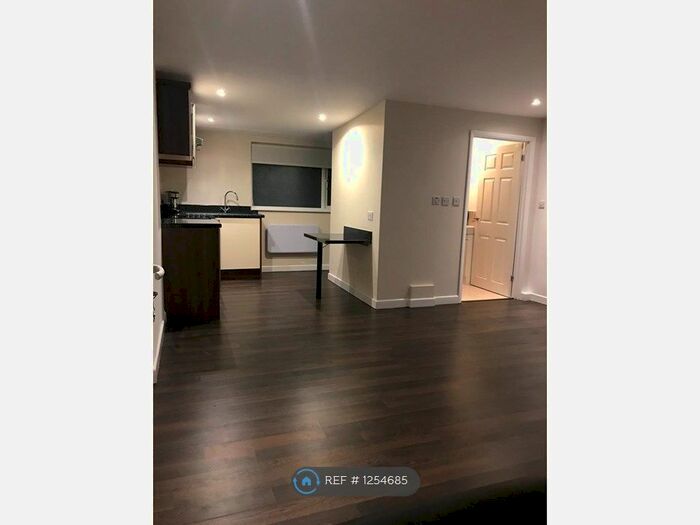 Studio To Rent In Keswick Drive, Lightwater GU18