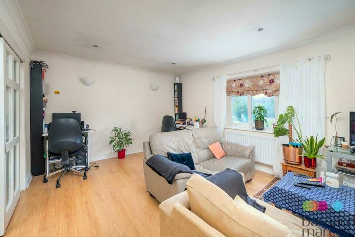 1 Bedroom Apartment To Rent In Fallowfields Drive, North Finchley, N12