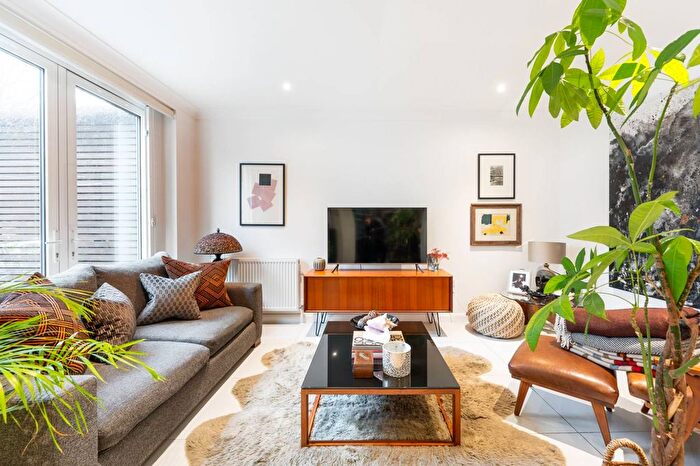 2 Bedroom Flat To Rent In Lansdowne Walk, Notting Hill, London, W11