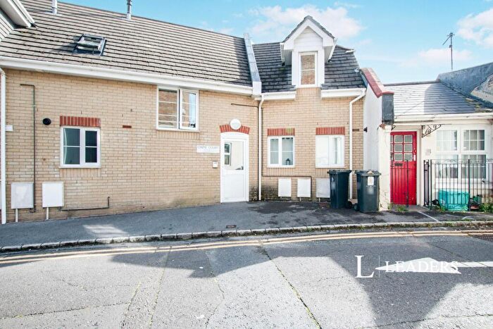 2 Bedroom Flat To Rent In Chine Court, - Norwich Road, BH2