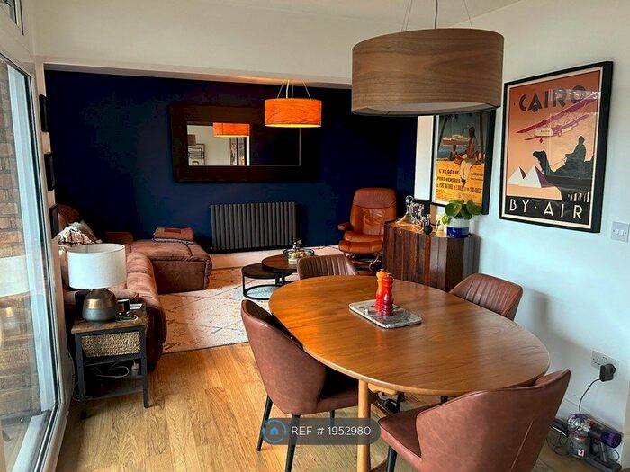 3 Bedroom Flat To Rent In Scoresdale, Greater London, SE19