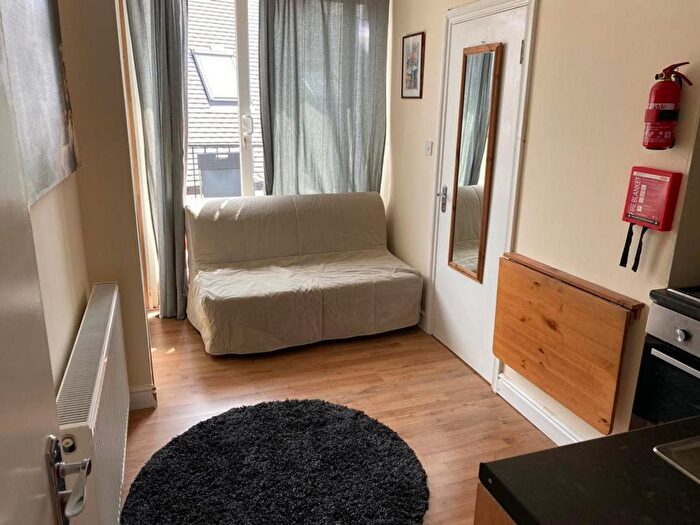 1 Bedroom Studio To Rent In Beechcroft Avenue, London, NW11