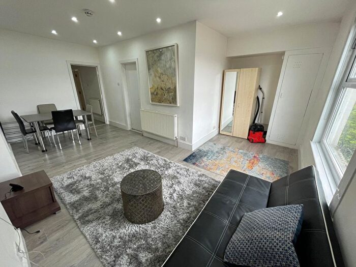 2 Bedroom Flat To Rent In Goldhawk Road, London, W12