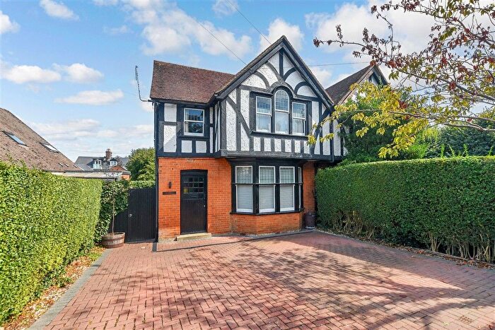 4 Bedroom Semi Detached House For Sale In Hollington Place, Ashford, Kent, TN24