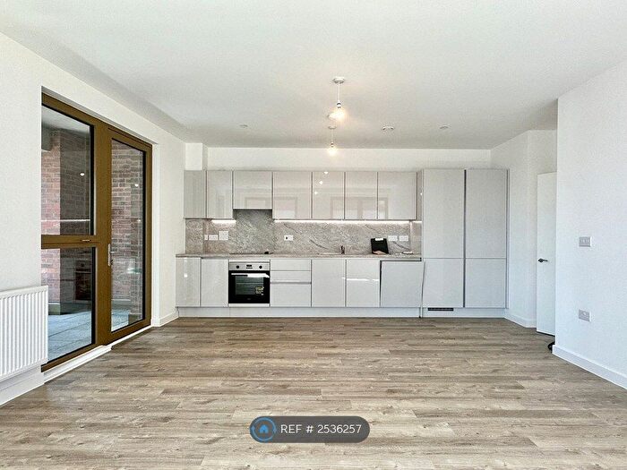 3 Bedroom Flat To Rent In Vista Heights, London, SE15