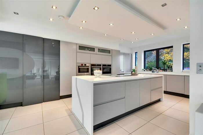 4 Bedroom Detached House For Sale In Ridgeway, Hutton Mount, Brentwood, CM13