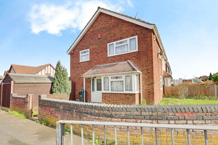 3 Bedroom Semi-Detached House For Sale In New Century Road, Basildon, SS15