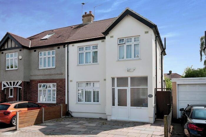 3 Bedroom Semi-Detached House To Rent In Siward Road Bromley, BR2