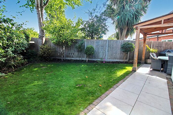 4 Bedroom Detached House For Sale In Ashley Road, Farnborough, GU14
