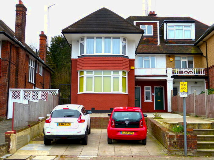 3 Bedroom Flat To Rent In Finchley Road, London, NW11