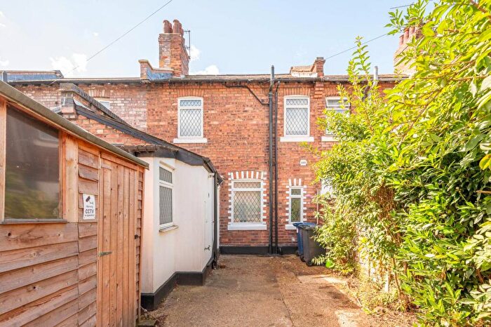 3 Bedroom Cottage For Sale In Brent Terrace, Temple Fortune, London, NW2