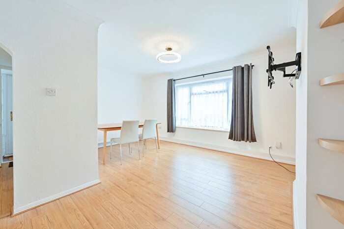 2 Bedroom Flat To Rent In Bournehall Road, Bushey, WD23