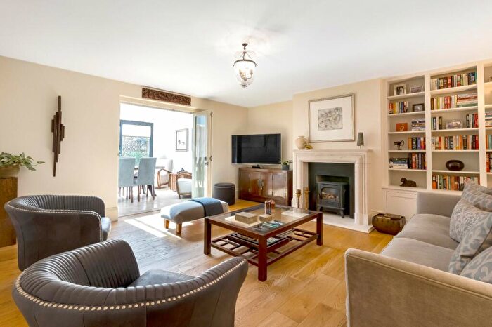 5 Bedroom Detached House For Sale In London Mews, Cirencester, Gloucestershire, GL7