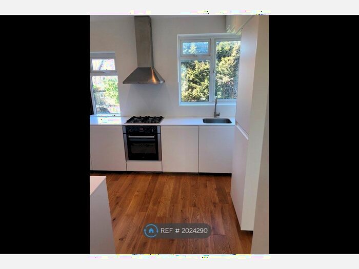 1 Bedroom Flat To Rent In Oakdale Road, London, E18