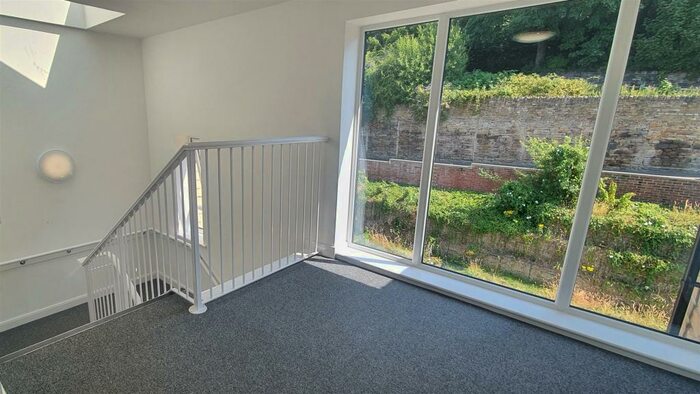 1 Bedroom Apartment To Rent In Lincoln House, Beck View Way, Shipley, BD18