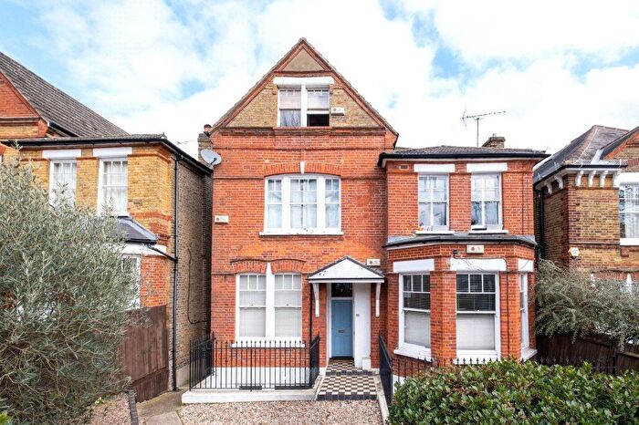 3 Bedroom Flat To Rent In Palace Road, Tulse Hill, Lambeth, London, SW2
