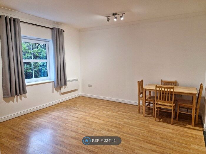 1 Bedroom Flat To Rent In Solomons Court, London, N12