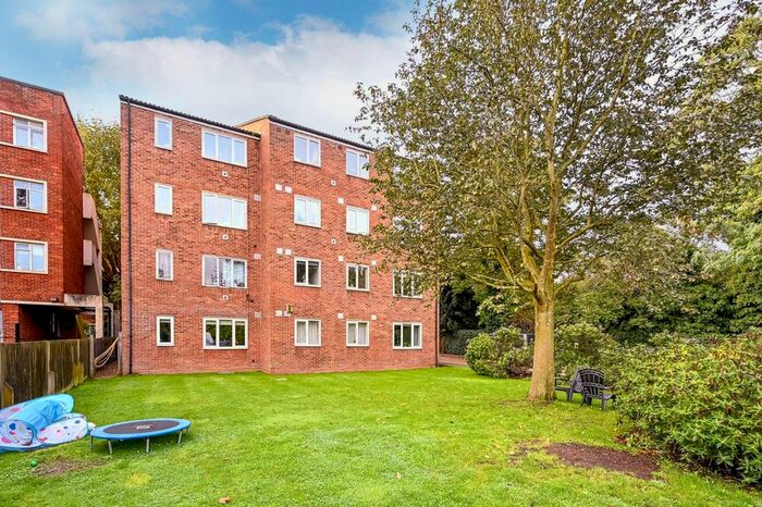 2 Bedroom Flat To Rent In Isis Close, West Putney, London, SW15