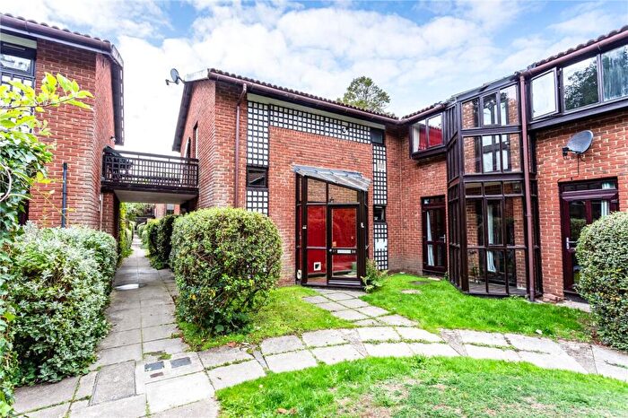 1 Bedroom Apartment To Rent In Spinney Gardens, London, SE19