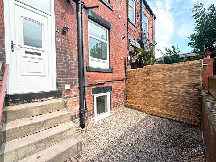 2 Bedroom Flat To Rent In Hayleigh Mount, Leeds, West Yorkshire, LS13