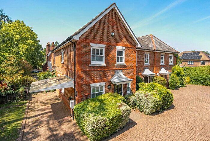 3 Bedroom Semi-Detached House For Sale In Elmdon Place, Guildford, GU1