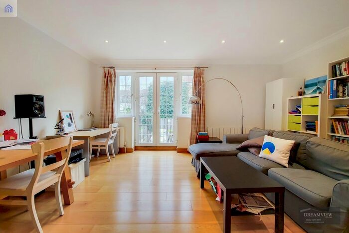 3 Bedroom Flat To Rent In Beechcroft Avenue, London, NW11