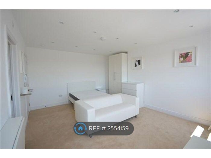 Studio To Rent In Uxbridge Road, London, W12