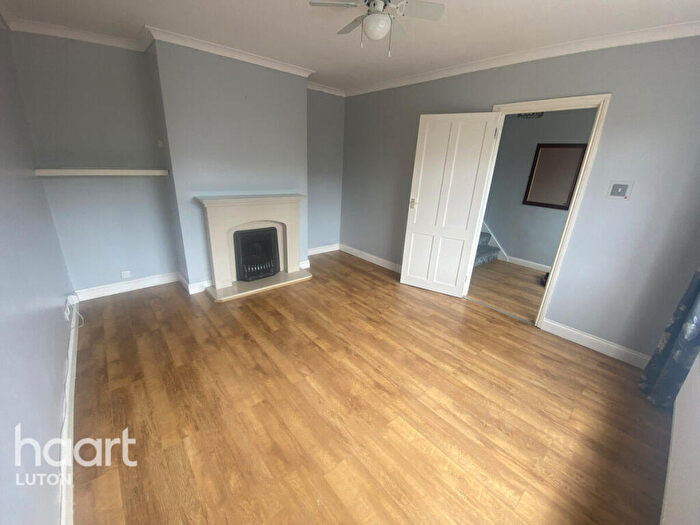 3 Bedroom Semi-Detached House To Rent In Gelding Close, Luton, LU4