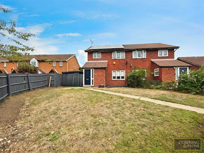 3 Bedroom Semi-Detached House For Sale In Bannister Green, Wickford, SS12