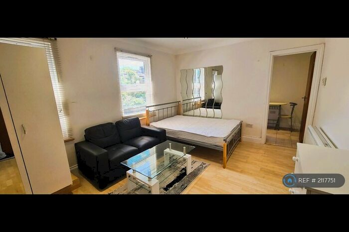 Studio To Rent In New Southgate, London, N11