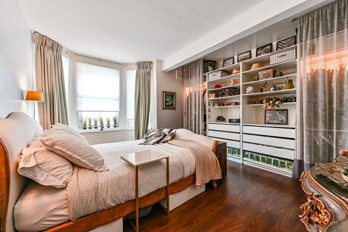 1 Bedroom Flat For Sale In Hornton Street, High Street Kensington, London, W8