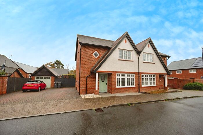 3 Bedroom Semi Detached House For Sale In Cavell Way, Waterlooville, PO7