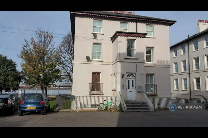 2 Bedroom Flat To Rent In Lansdowne Square, Northfleet, DA11
