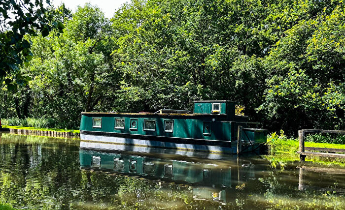 1 Bedroom House Boat For Sale In Pyrford Lock, Wey Navigation Canal, Pyrford, Woking, Surrey, GU23