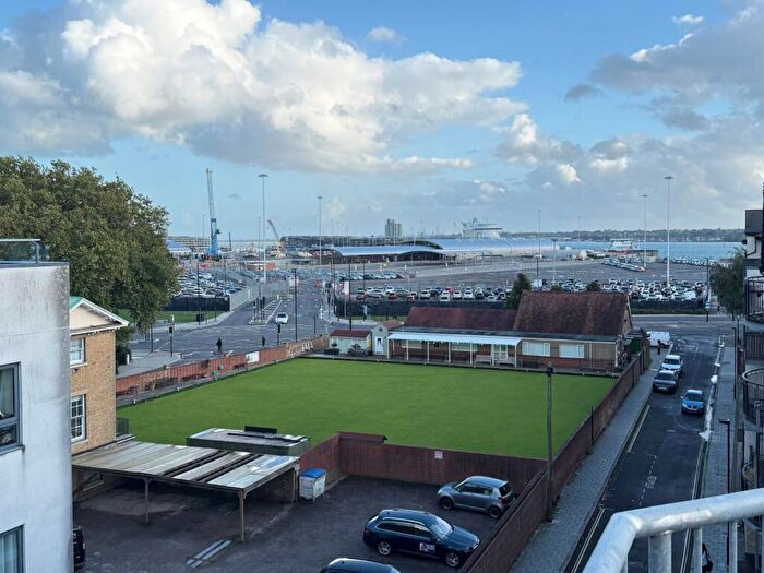 2 Bedroom Flat To Rent In Lower Canal Walk, Southampton, Hampshire, SO14