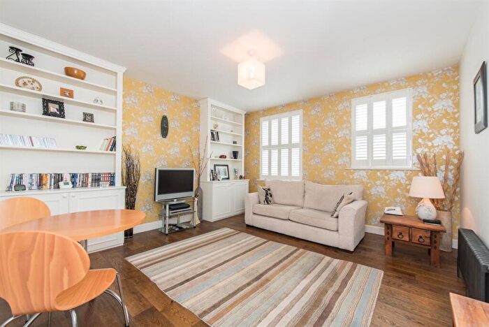 1 Bedroom Maisonette To Rent In Shelley House, SW14
