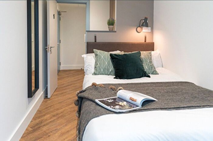 2 Bedroom Flat To Rent In Cross Street, Salford, Greater Manchester, M3
