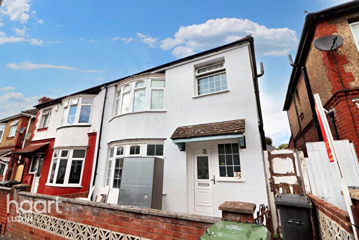 3 Bedroom Semi-Detached House For Sale In Holland Road, Luton, LU3